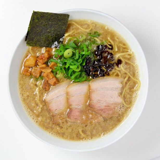 【写真を見る】福岡の二大巨頭が夢のコラボを果たした「久留米 大砲ラーメン×博多一風堂」。福岡県産ラーメン専用小麦「ラー麦」100%の特製麺と双方の長所を融合させたスープが絶妙