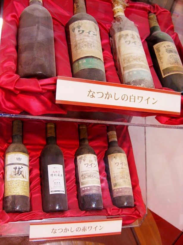 地下熟成室には歴史を感じさせる貴重なワインボトルが展示されている