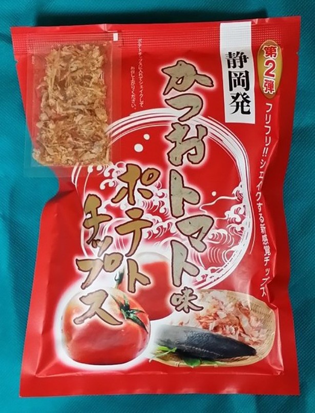 【写真を見る】トマトの酸味とカツオの旨味が合わさっておいしさ倍増！クセになる味わいでリピーター続出の「静岡発 かつおトマト味ポテトチップス」 (希望小売価格360円)　