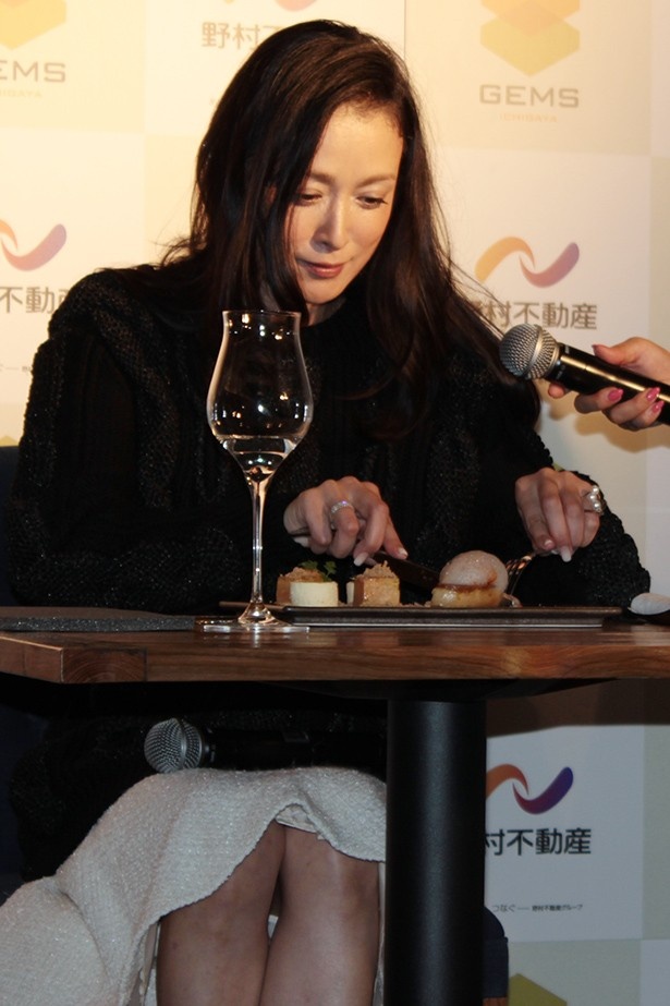 【写真を見る】JAM ORCHESTRAの「フォアグラのキャラメリゼ」を試食した国生さゆりは「デザートみたい。これはスイーツ！」と絶賛