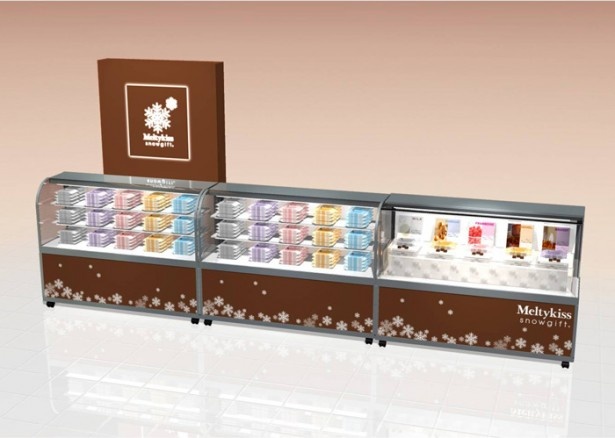 チョコレートのセピアと雪の白をベースカラーにした、プレミアム感あふれる店舗「メルティーキッス スノーギフト」