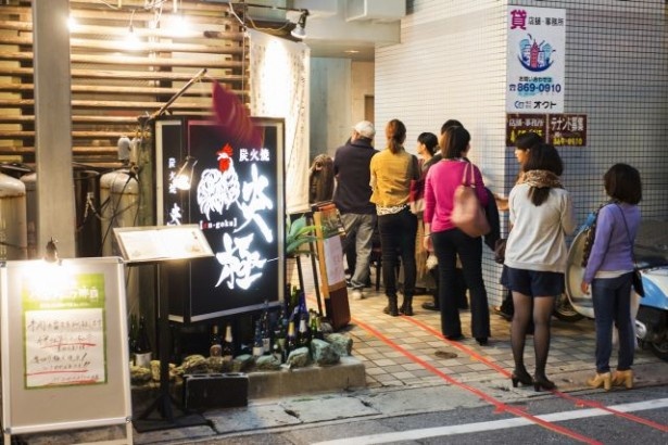 店舗前には「バルウォーク那覇」参加者の行列が！