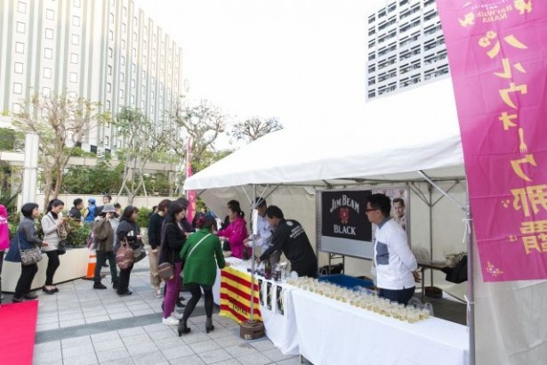 各回先着200人に無料ドリンクも振る舞われる