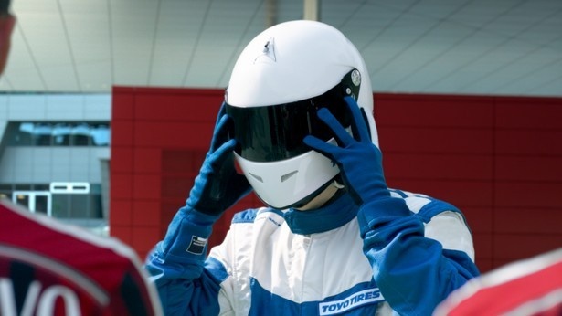 Audi R8から降り立ったこのドライバーの正体はいったい!?