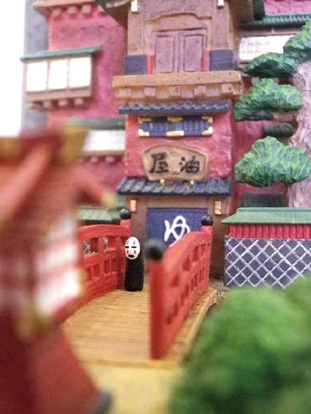 橋の上には、お面をかぶったような不思議な存在のカオナシがたたずむ