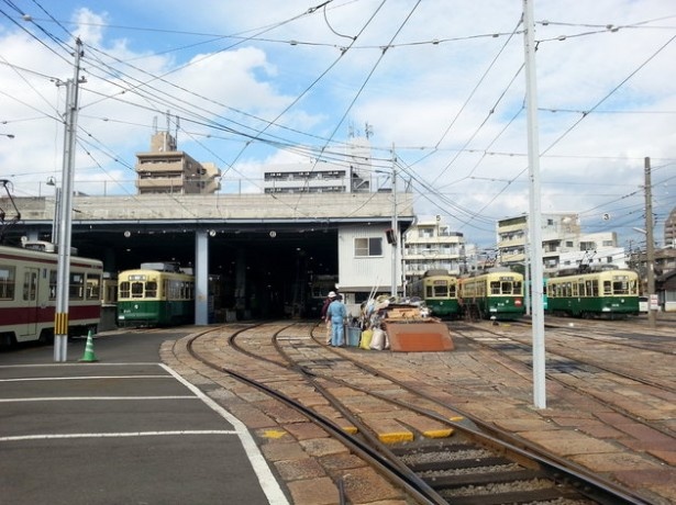 【写真を見る】「第15回路面電車まつり」のメイン会場となる長崎電鉄浦上車庫