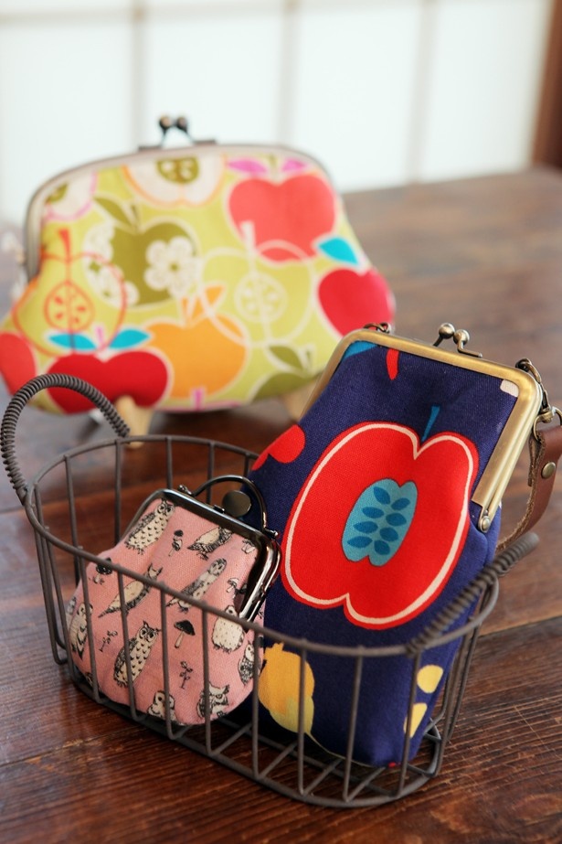 手前左から、がま口コインケース（￥972/W10×H10cm）、がま口スマホケース（￥2160/W11×H16.5×D2.5cm）、がま口ポーチ（￥1620/W21×H15cm）【morico】