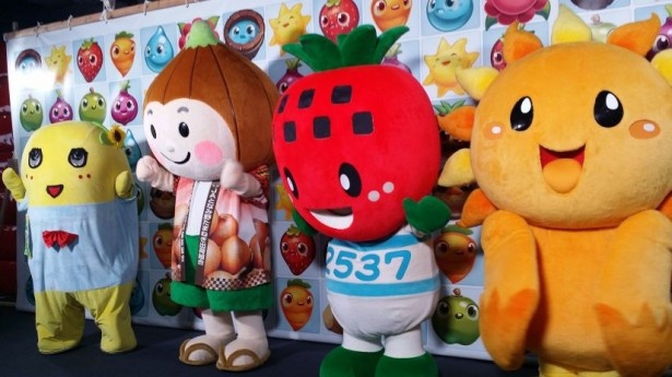 HIKAKINやユーザーとゲームを楽しむふなっしーやゆるキャラたち