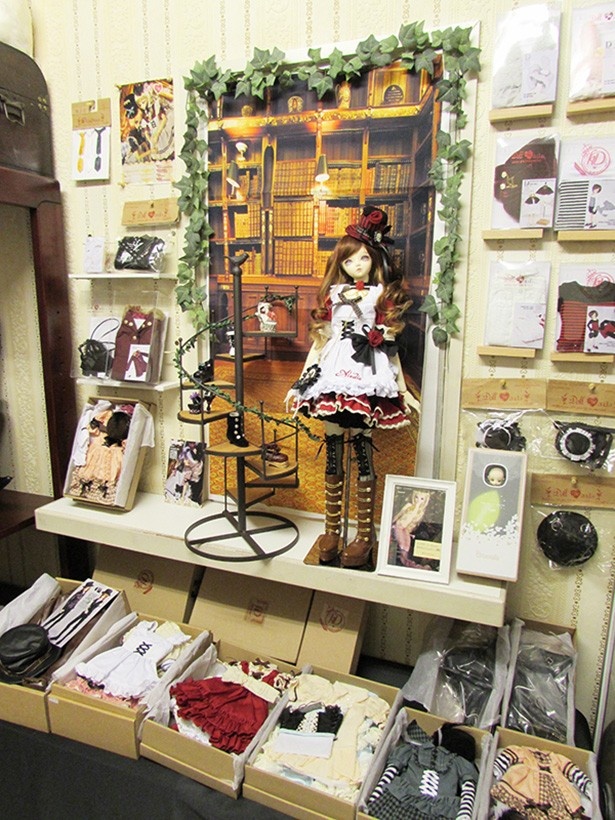 小物から衣装まで、ドール関連の商品が多数並ぶ