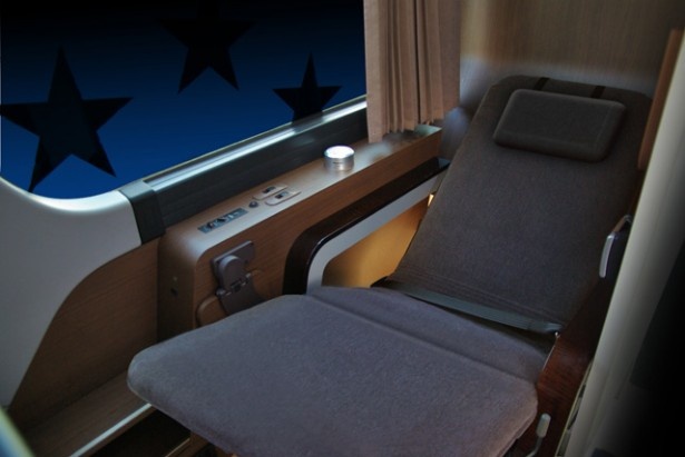 【写真を見る】「DREAM SLEEPER」で特に注目したいのは4席限定の「ゼログラビティシート」。背もたれ角度40度、座席角度30度、フットレストが水平で無重力状態で深い眠りに