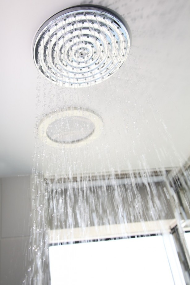 水分中に多くの空気が含まれているため、しっとりした感触で、その温かさを効果的に感じさせるシャワーヘッド
