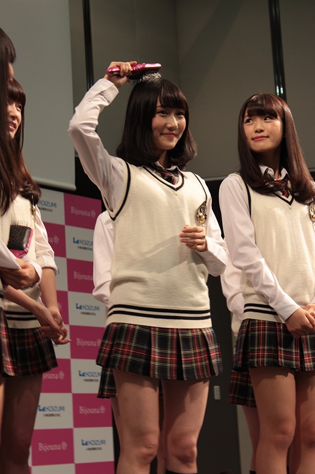 実際にブラシをあてて機能をアピールする矢倉楓子
