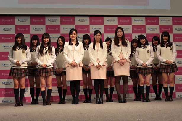 商品事業部の女性と「しがらみ女子応援隊」で記念撮影