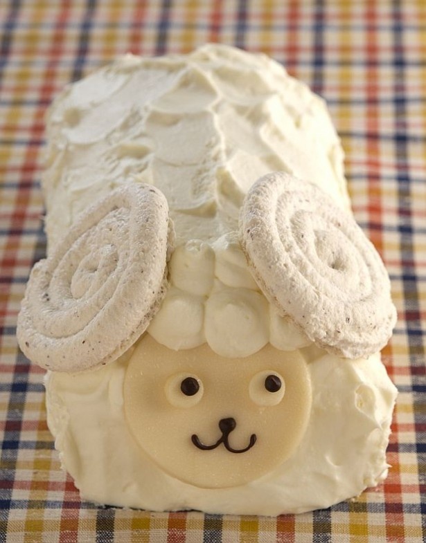 【写真を見る】正面から見た超キュートな羊形ロールケーキ