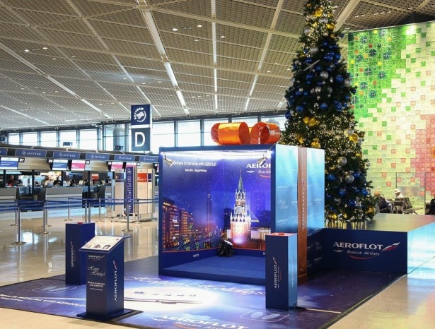 【写真を見る】成田空港内にそびえ立つ“クリスマスツリー”インスタレーションは高さ6m