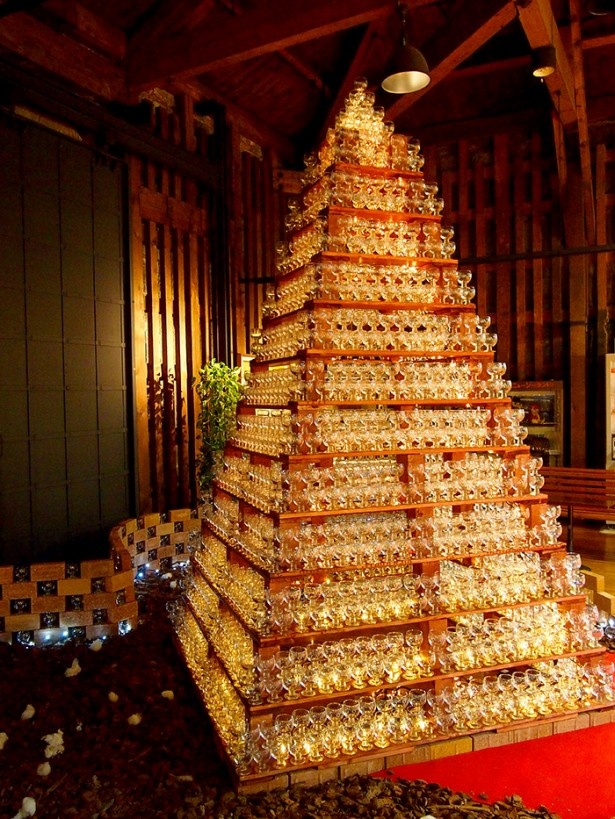 高さ3mのワイングラスタワーは市民の手作りによる作品