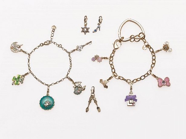 【写真を見る】自分オリジナルのアクセが作れる！「Happy Charms」チャーム、ベースチェーン(各800円)