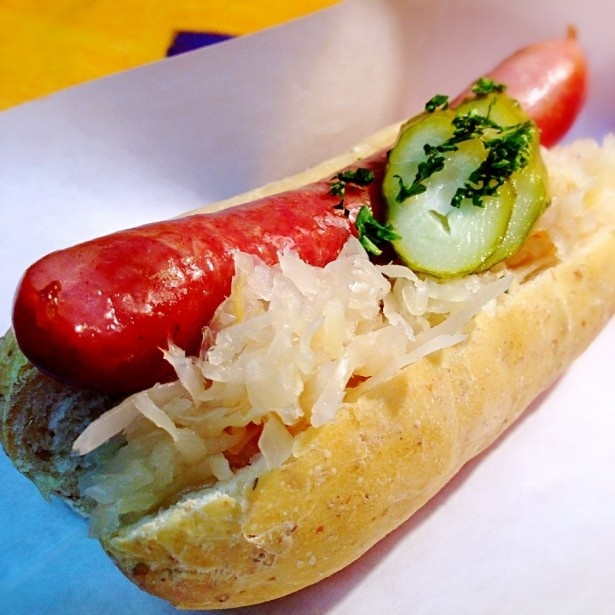 【写真を見る】トナカイのソーセージを使ったホットドッグ(700円)。サワークリームとビーツのソース、もしくは温かいトマトと野菜のソースが選べる