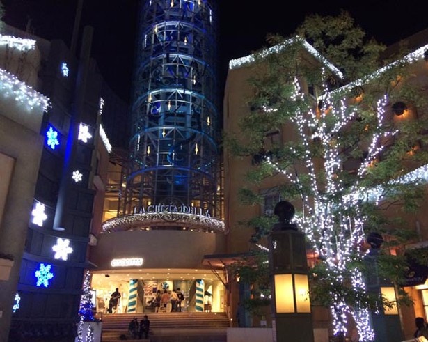 クリスマスに向けてライトアップされる「ラ チッタデッラ」。噴水広場では、噴水を使ったショーなども行われている