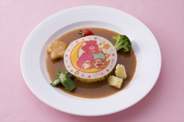 【写真を見る】通常の食べ放題メニューに1品加えることができるスペシャルなメニュー！「サフラン風味のリゾット　カレーソース　彩り野菜添え」