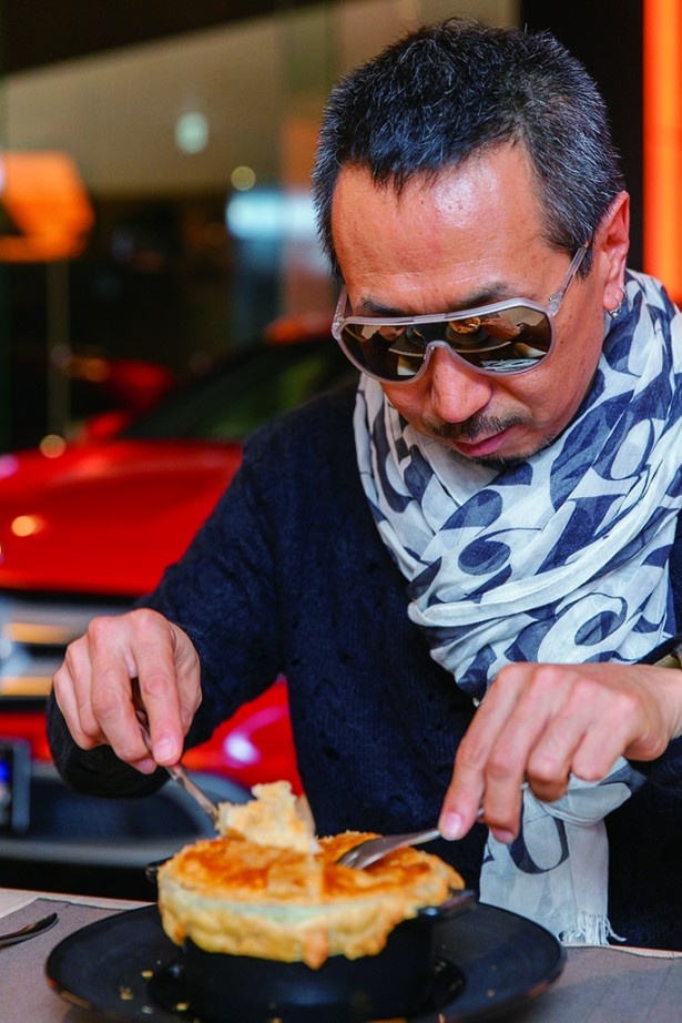 「スパイスの効いたリンゴにシンプルなバニラアイスがよく合う。味はもう完璧！ビジュアルだけ、さらに攻めたいね。まだまだ進化は止まらないよ」と番長
