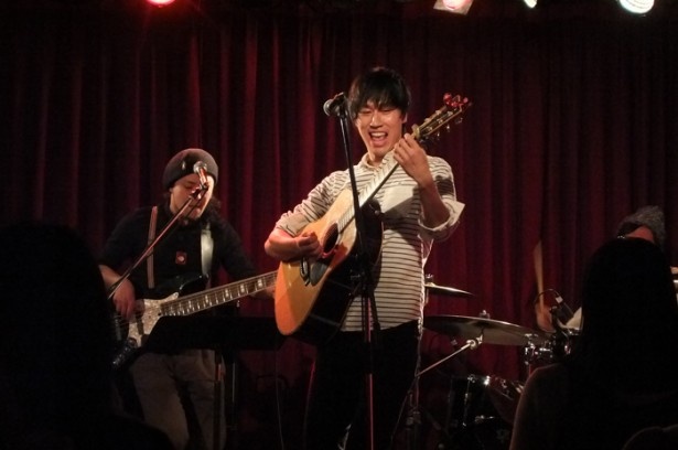 大阪出身だが、音楽活動を横浜で行ってきた永田。2人の声が重なりハーモニーを生み出す