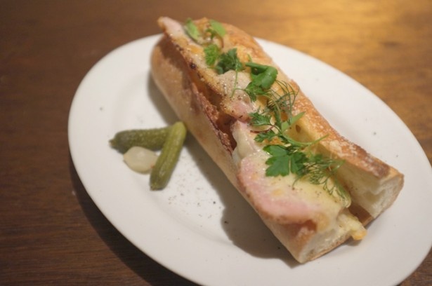 千葉県産の豚肉、アボトンを使ったオリジナルサンドイッチ「トレボンムッシュ」(900円)