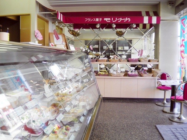 【写真を見る】フランス菓子モリナガの店内のショーケースには、さまざまなスイーツが並ぶ！