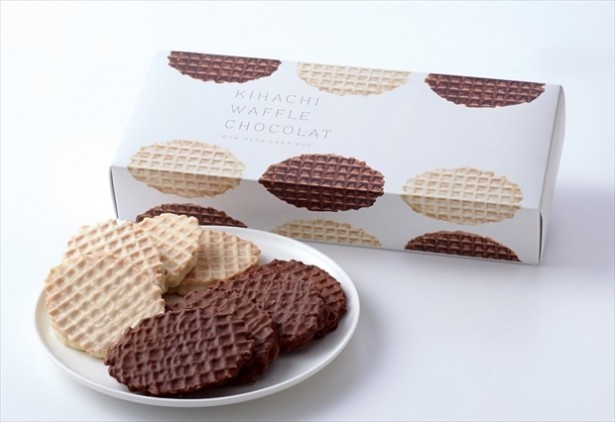 【写真を見る】冬季限定の人気商品「キハチワッフルショコラサンド」(864円・5枚入り/1296円・8枚入り/2592円・16枚入り)は今年も登場！