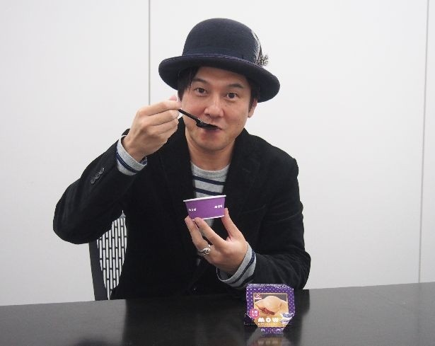 【写真を見る】「ヤバうま！」とアイスマン福留氏も絶賛する「MOW ロイヤルミルクティー」！