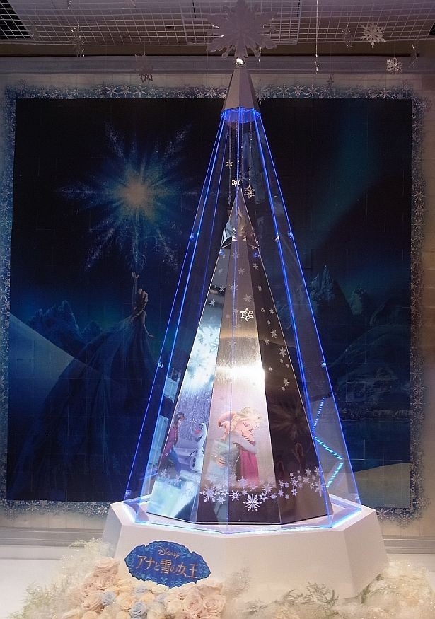 画像1 / 2＞3億円!?“アナ雪”のプラチナ製クリスマスツリーが登場｜ウォーカープラス