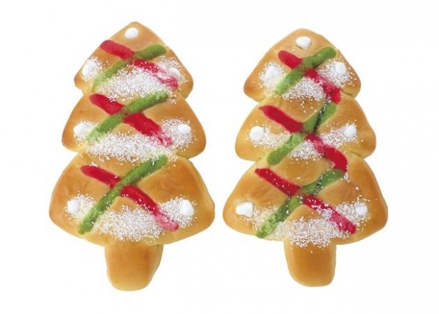 ブリオッシュ生地をふんわりと焼き上げ、ピスタチオクリームとラズベリークリームで飾った「サパン・ド・ノエル」(税抜240円)