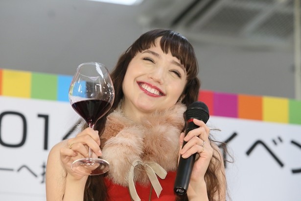 【写真を見る】「このままのテンションじゃ眠れない！」とワイン片手に恍惚の表情を見せる豊田エリー