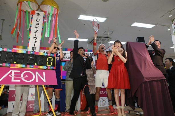 24時ちょうど、くす玉による合図とともに、ボージョレ・ヌーヴォーがついに解禁！