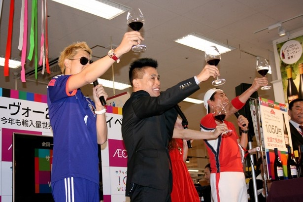 いち早くボージョレ・ヌーヴォーを求めてやってきた一般客とともに乾杯！