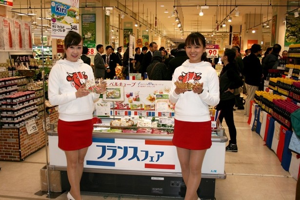 フランス産チーズをPRする美女2人