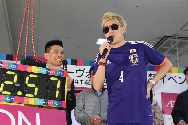 日本サッカー代表の本田圭佑選手など、幅広いモノマネレパートリーを持つむらせも会場を盛り上げた