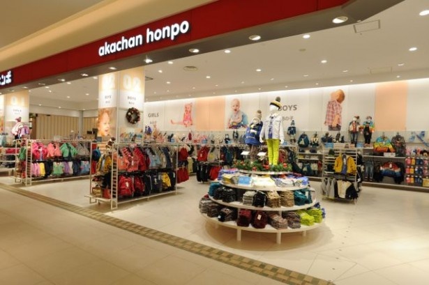 アカチャンホンポには、商品や子育てに関するアドバイスを行うスマイル育児アドバイザーも