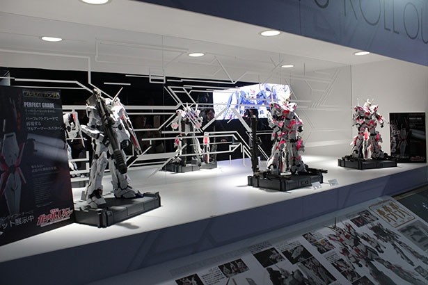 「PG1/60 RX-0 ユニコーンガンダム」の3形態。手前からユニコーンモード、デストロイ・アンチェイド、デストロイモード