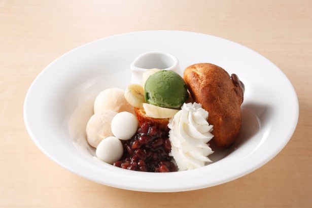 「抹茶とあずきのポップオーバー」(529円)は、バニラ・シナモン・宇治抹茶の3種類のアイスに、ゆであずきとホイップクリームを添え、黒蜜をかけた和風テイストなデザート