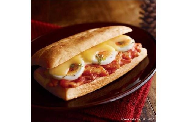 【写真を見る】チーズがトローリ！「パニーニ チャバッタ ポークのトマト煮込み」(440円)