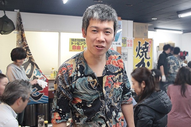 "隊長"こと店長の日渡竜也氏をはじめ、店員が焼き方を優しくレクチャーしてくれる
