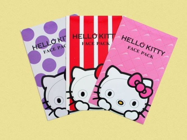 「HELLO KITTY なりきりフェイスパック」(864円)は、パックをしているハローキティがキュート！