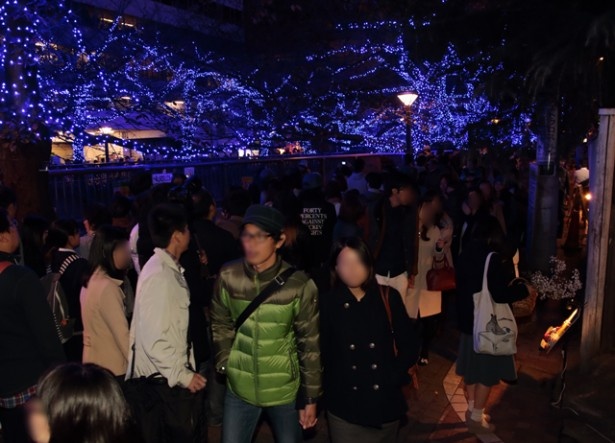 23日の18時ごろの目黒川の様子。花見シーズンを超えるほどの賑わいだった