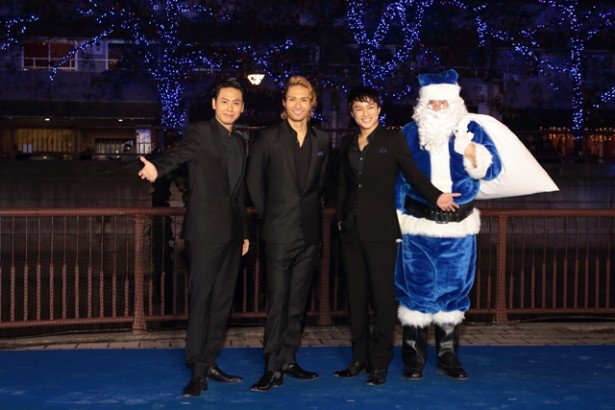 青く染まった桜並木と青いサンタクロースと一緒に。左から山下健二郎(三代目 J Soul Brothers)、橘ケンチ(EXILE)、白濱亜嵐(EXILE / GENERATIONS from EXILE TRIBE)