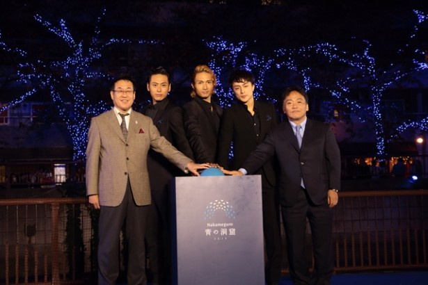 点灯の瞬間。左から青木英二目黒区長)、山下健二郎(三代目 J Soul Brothers)、橘ケンチ(EXILE)、白濱亜嵐(EXILE / GENERATIONS from EXILE TRIBE)、岩崎恭彦日清フーズ取締役