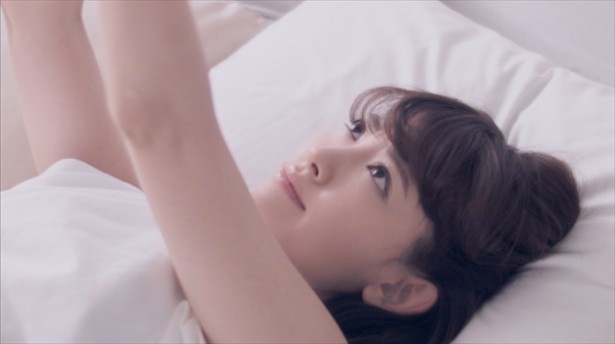 ベッドに転がってセルフィーを撮影