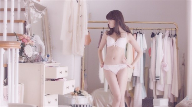 ボディのチェックは抜かりなく。ガーリーなセットも目を引く