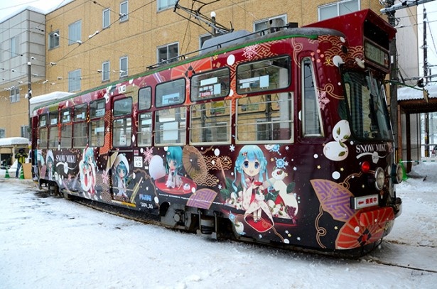 2013年版は「ねんどろいど 雪ミク いちご白無垢Ver.」で和風テイストに装飾