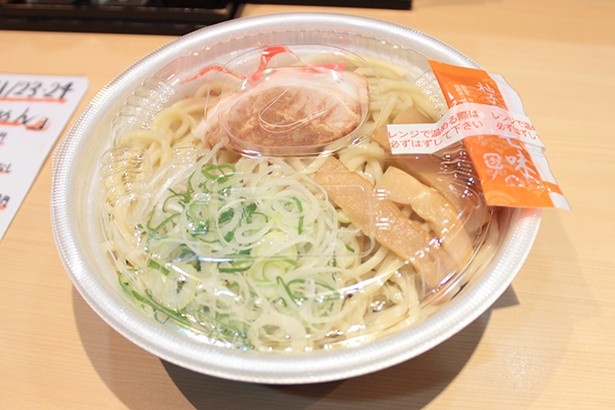 【写真を見る】ローソンで発売される「亀有 道監修 レンジ濃厚豚骨魚介醤油ラーメン」(499円)。濃厚なスープが食べごたえのある中太麺に絡みつく